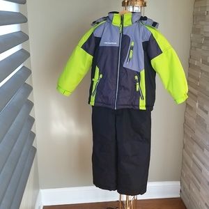 32 Degrees weatherproof two-piece set snowsuit for boys. 5 years old.